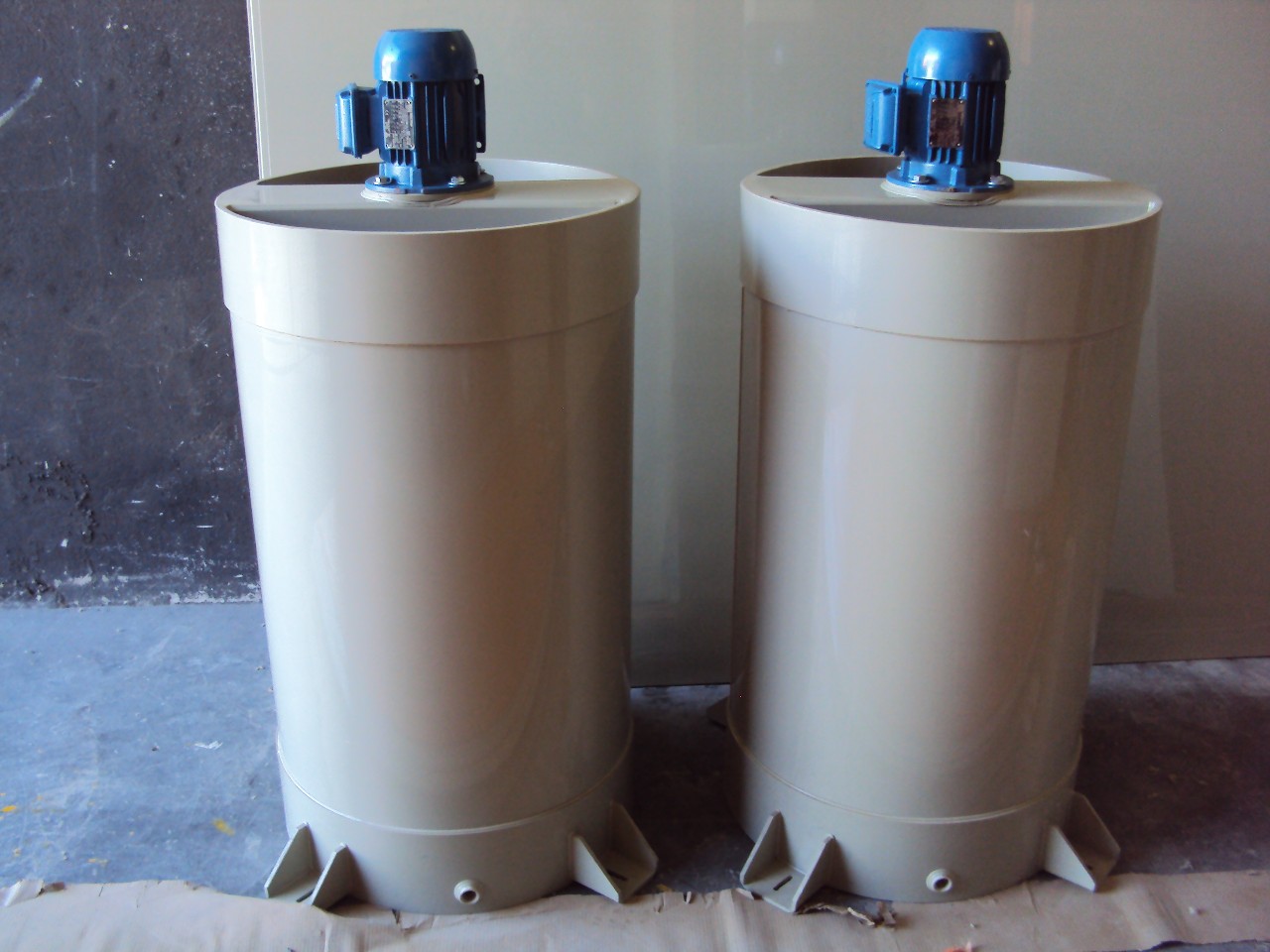 tanque com misturadores agitadores